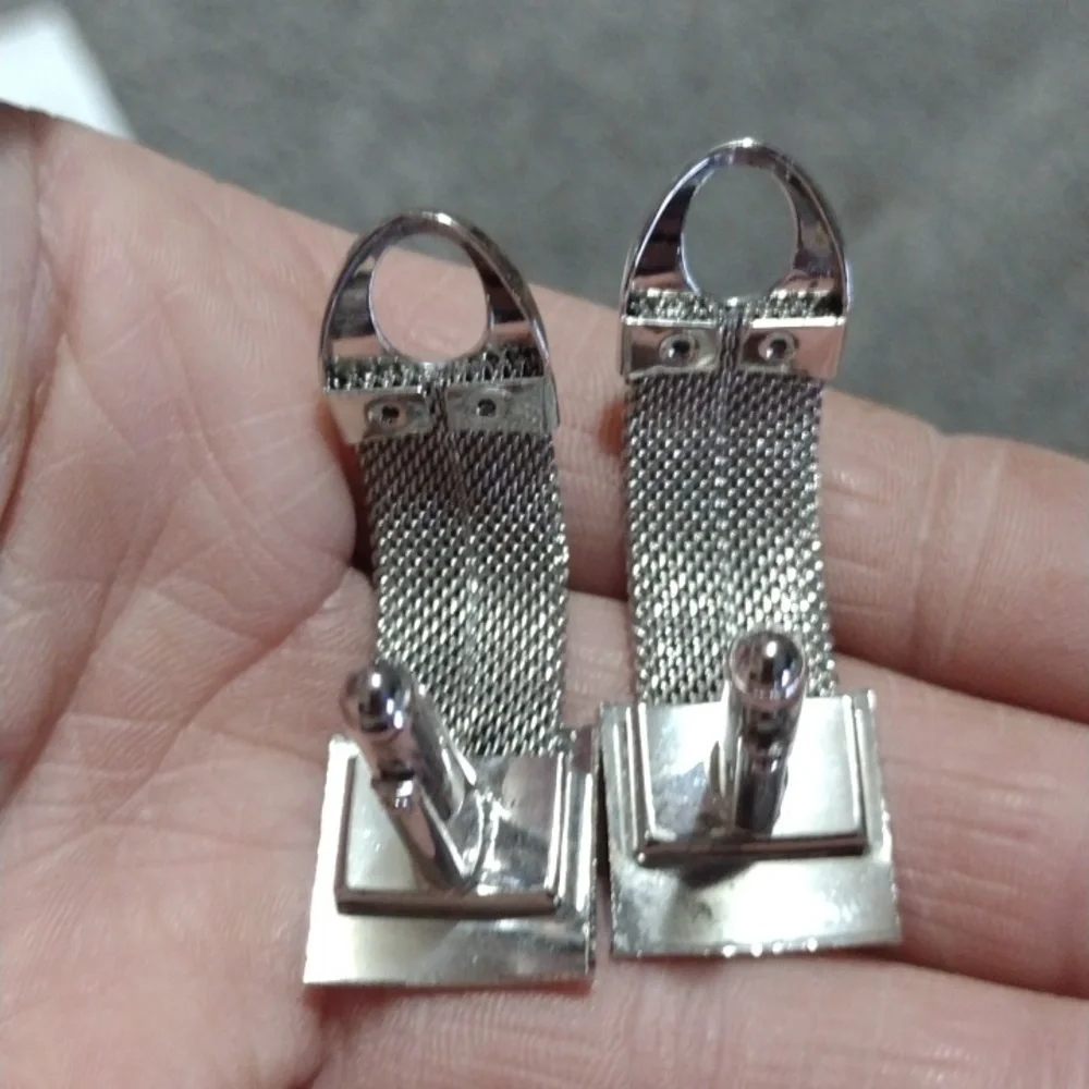VINTAGE MENS OR WOMENS SET OF SILVER-TONE AND GOLD-TONE MESH CUFFLINKS